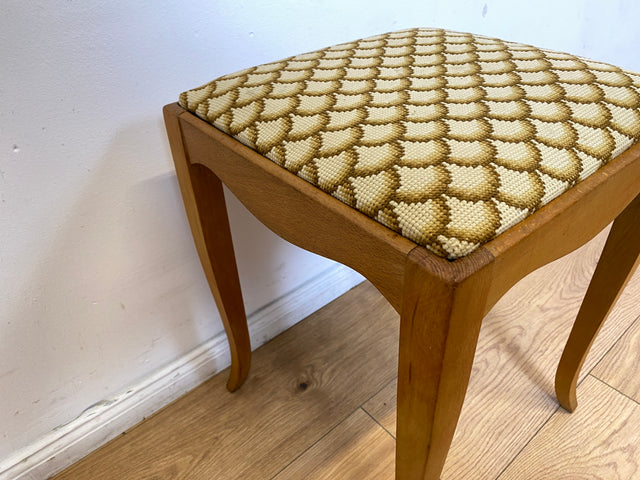 WMK I Besonders schöner skandinavischer Mid-Century Sitzhocker mit beigem handgewebtem Gobelin Bezug I Hocker Fußhocker Schemel Taburett Sitz Stuhl Vintage I Berlin Bayern Sachsen I Versand möglich