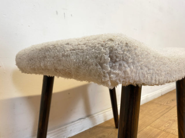 WMK I Versand 15€ I Hübscher skandinavischer Mid-Century Sitzhocker mit plüschigem weißem Bezug I Hocker Schemel Taburett Fußhocker Sitz Bank Vintage Danish Design 50er 60er I Berlin Essen Nürnberg