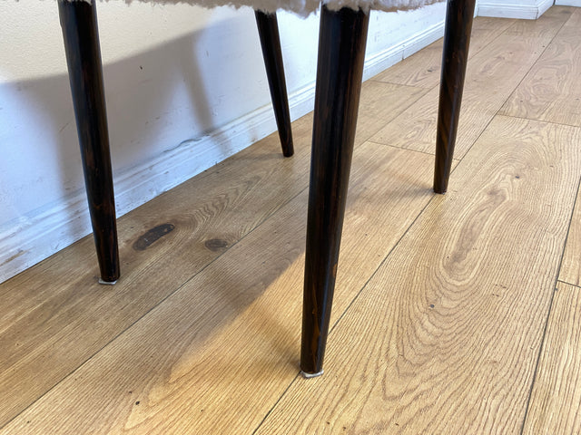 WMK I Versand 15€ I Hübscher skandinavischer Mid-Century Sitzhocker mit plüschigem weißem Bezug I Hocker Schemel Taburett Fußhocker Sitz Bank Vintage Danish Design 50er 60er I Berlin Essen Nürnberg