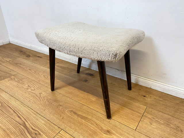 WMK I Versand 15€ I Hübscher skandinavischer Mid-Century Sitzhocker mit plüschigem weißem Bezug I Hocker Schemel Taburett Fußhocker Sitz Bank Vintage Danish Design 50er 60er I Berlin Essen Nürnberg