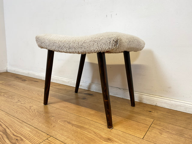 WMK I Versand 15€ I Hübscher skandinavischer Mid-Century Sitzhocker mit plüschigem weißem Bezug I Hocker Schemel Taburett Fußhocker Sitz Bank Vintage Danish Design 50er 60er I Berlin Essen Nürnberg