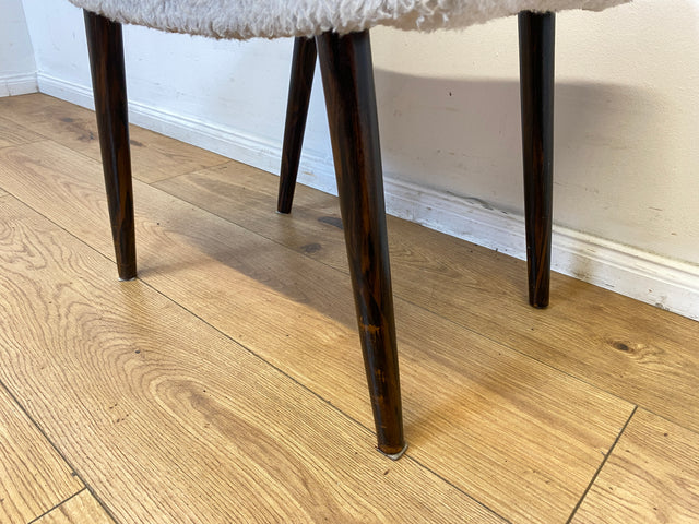 WMK I Versand 15€ I Hübscher skandinavischer Mid-Century Sitzhocker mit plüschigem weißem Bezug I Hocker Schemel Taburett Fußhocker Sitz Bank Vintage Danish Design 50er 60er I Berlin Essen Nürnberg