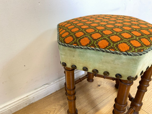 WMK I Wunderschöner skandinavischer Mid-Century Sitzhocker mit tollem handgewebtem Gobelin Bezug I Hocker Fußhocker Schemel Taburett Sitz Stuhl Vintage I Berlin Bremen Stuttgart I Versand möglich