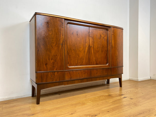 WMK I Formschönes skandinavisches 50er Jahre Highboard aus vollem Holz in edlem Walnuss mit Schubladen I Schrank Sideboard Anrichte Cabinet Danisch Design Mid-Century Vintage Berlin Dresden Frankfurt