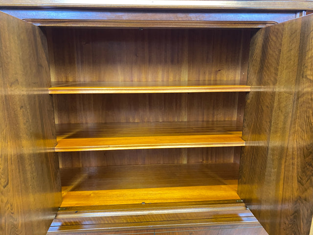 WMK I Formschönes skandinavisches 50er Jahre Highboard aus vollem Holz in edlem Walnuss mit Schubladen I Schrank Sideboard Anrichte Cabinet Danisch Design Mid-Century Vintage Berlin Dresden Frankfurt
