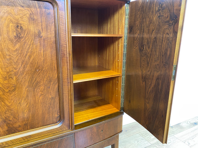 WMK I Formschönes skandinavisches 50er Jahre Highboard aus vollem Holz in edlem Walnuss mit Schubladen I Schrank Sideboard Anrichte Cabinet Danisch Design Mid-Century Vintage Berlin Dresden Frankfurt
