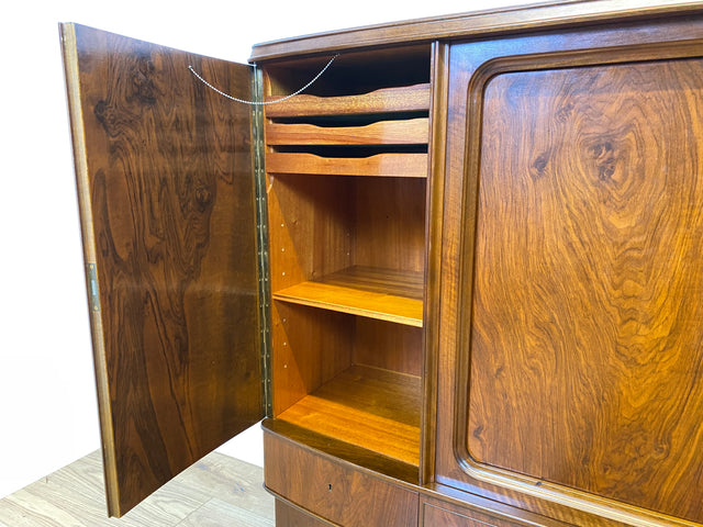 WMK I Formschönes skandinavisches 50er Jahre Highboard aus vollem Holz in edlem Walnuss mit Schubladen I Schrank Sideboard Anrichte Cabinet Danisch Design Mid-Century Vintage Berlin Dresden Frankfurt