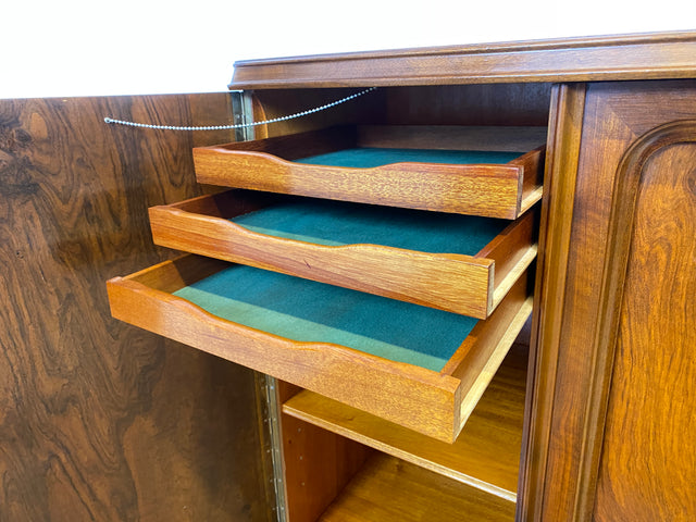 WMK I Formschönes skandinavisches 50er Jahre Highboard aus vollem Holz in edlem Walnuss mit Schubladen I Schrank Sideboard Anrichte Cabinet Danisch Design Mid-Century Vintage Berlin Dresden Frankfurt