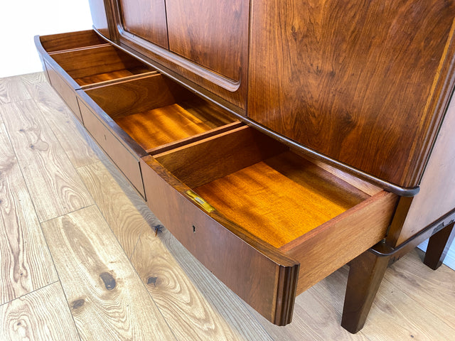 WMK I Formschönes skandinavisches 50er Jahre Highboard aus vollem Holz in edlem Walnuss mit Schubladen I Schrank Sideboard Anrichte Cabinet Danisch Design Mid-Century Vintage Berlin Dresden Frankfurt