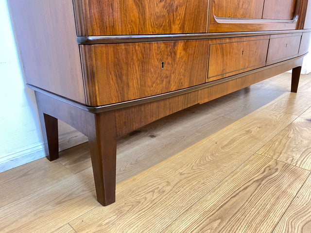WMK I Formschönes skandinavisches 50er Jahre Highboard aus vollem Holz in edlem Walnuss mit Schubladen I Schrank Sideboard Anrichte Cabinet Danisch Design Mid-Century Vintage Berlin Dresden Frankfurt