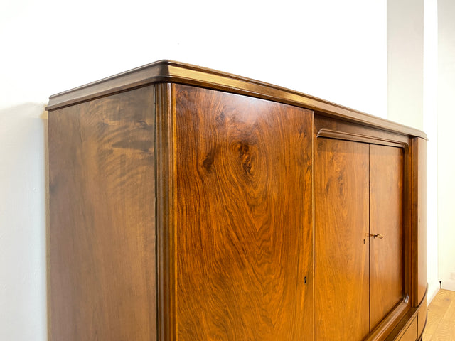 WMK I Formschönes skandinavisches 50er Jahre Highboard aus vollem Holz in edlem Walnuss mit Schubladen I Schrank Sideboard Anrichte Cabinet Danisch Design Mid-Century Vintage Berlin Dresden Frankfurt