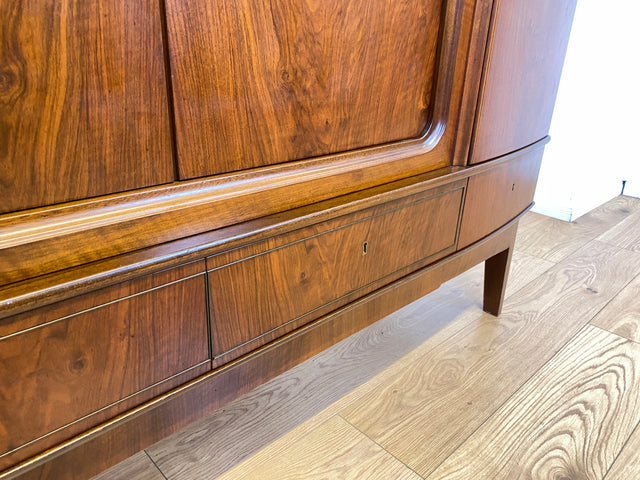 WMK I Formschönes skandinavisches 50er Jahre Highboard aus vollem Holz in edlem Walnuss mit Schubladen I Schrank Sideboard Anrichte Cabinet Danisch Design Mid-Century Vintage Berlin Dresden Frankfurt