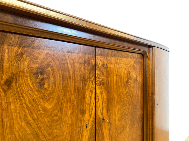 WMK I Formschönes skandinavisches 50er Jahre Highboard aus vollem Holz in edlem Walnuss mit Schubladen I Schrank Sideboard Anrichte Cabinet Danisch Design Mid-Century Vintage Berlin Dresden Frankfurt
