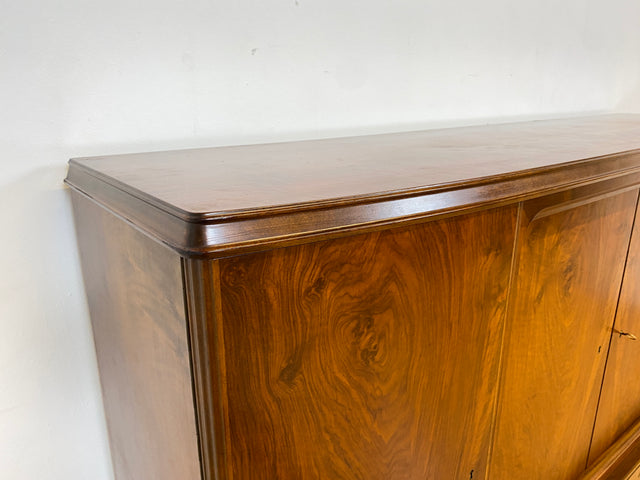 WMK I Formschönes skandinavisches 50er Jahre Highboard aus vollem Holz in edlem Walnuss mit Schubladen I Schrank Sideboard Anrichte Cabinet Danisch Design Mid-Century Vintage Berlin Dresden Frankfurt
