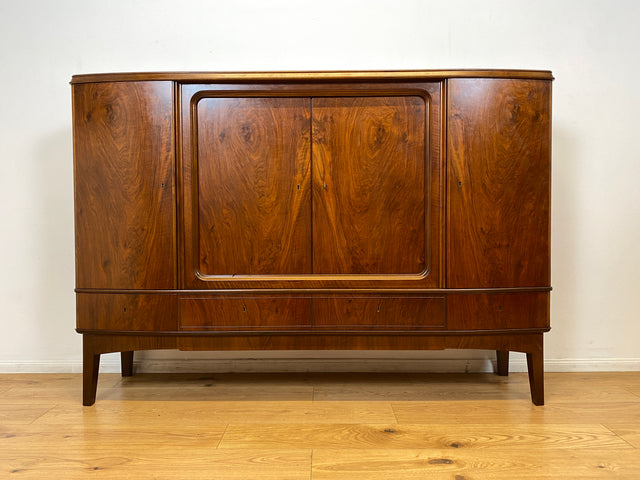 WMK I Formschönes skandinavisches 50er Jahre Highboard aus vollem Holz in edlem Walnuss mit Schubladen I Schrank Sideboard Anrichte Cabinet Danisch Design Mid-Century Vintage Berlin Dresden Frankfurt