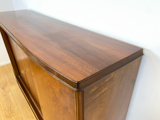 WMK I Formschönes skandinavisches 50er Jahre Highboard aus vollem Holz in edlem Walnuss mit Schubladen I Schrank Sideboard Anrichte Cabinet Danisch Design Mid-Century Vintage Berlin Dresden Frankfurt