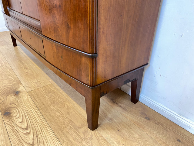 WMK I Formschönes skandinavisches 50er Jahre Highboard aus vollem Holz in edlem Walnuss mit Schubladen I Schrank Sideboard Anrichte Cabinet Danisch Design Mid-Century Vintage Berlin Dresden Frankfurt
