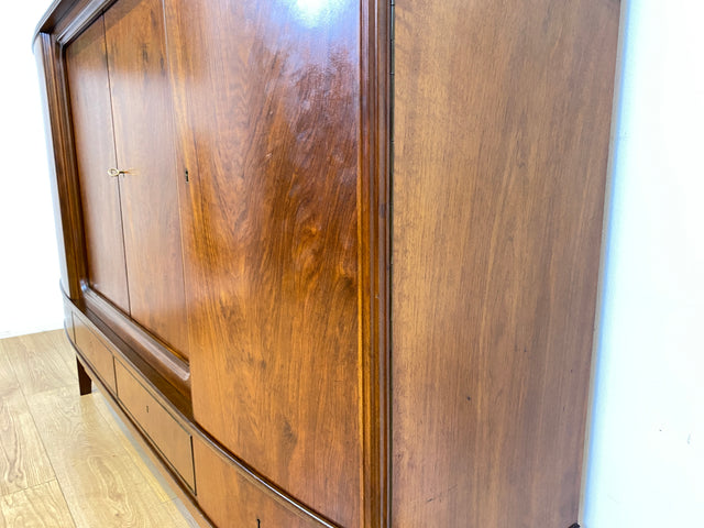 WMK I Formschönes skandinavisches 50er Jahre Highboard aus vollem Holz in edlem Walnuss mit Schubladen I Schrank Sideboard Anrichte Cabinet Danisch Design Mid-Century Vintage Berlin Dresden Frankfurt