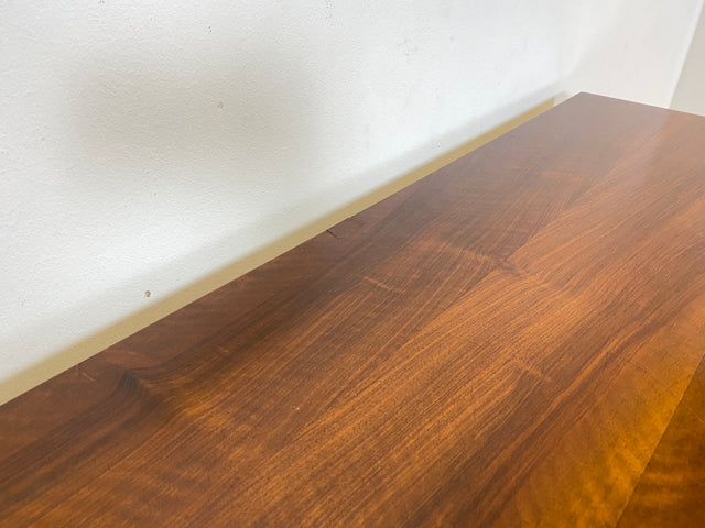 WMK I Formschönes skandinavisches 50er Jahre Highboard aus vollem Holz in edlem Walnuss mit Schubladen I Schrank Sideboard Anrichte Cabinet Danisch Design Mid-Century Vintage Berlin Dresden Frankfurt