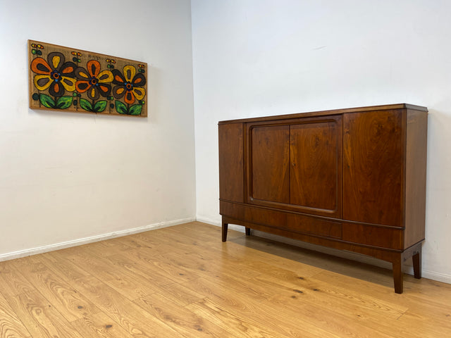 WMK I Formschönes skandinavisches 50er Jahre Highboard aus vollem Holz in edlem Walnuss mit Schubladen I Schrank Sideboard Anrichte Cabinet Danisch Design Mid-Century Vintage Berlin Dresden Frankfurt
