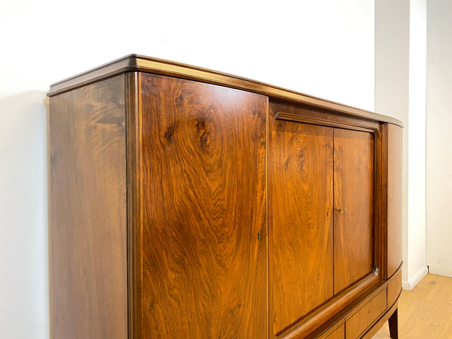 WMK I Formschönes skandinavisches 50er Jahre Highboard aus vollem Holz in edlem Walnuss mit Schubladen I Schrank Sideboard Anrichte Cabinet Danisch Design Mid-Century Vintage Berlin Dresden Frankfurt