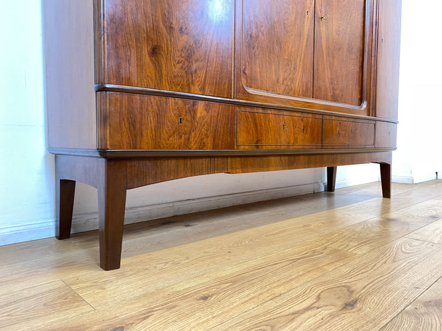 WMK I Formschönes skandinavisches 50er Jahre Highboard aus vollem Holz in edlem Walnuss mit Schubladen I Schrank Sideboard Anrichte Cabinet Danisch Design Mid-Century Vintage Berlin Dresden Frankfurt