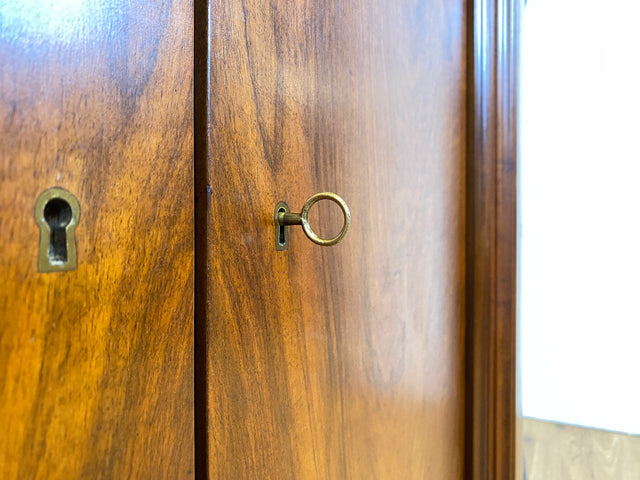 WMK I Formschönes skandinavisches 50er Jahre Highboard aus vollem Holz in edlem Walnuss mit Schubladen I Schrank Sideboard Anrichte Cabinet Danisch Design Mid-Century Vintage Berlin Dresden Frankfurt
