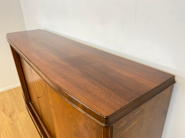 WMK I Formschönes skandinavisches 50er Jahre Highboard aus vollem Holz in edlem Walnuss mit Schubladen I Schrank Sideboard Anrichte Cabinet Danisch Design Mid-Century Vintage Berlin Dresden Frankfurt