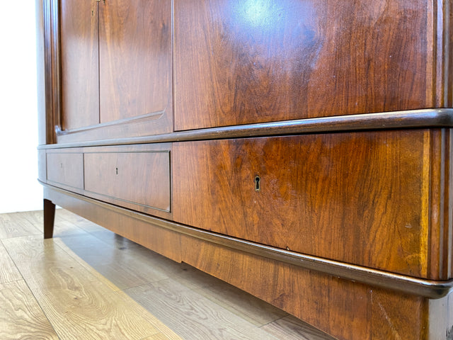 WMK I Formschönes skandinavisches 50er Jahre Highboard aus vollem Holz in edlem Walnuss mit Schubladen I Schrank Sideboard Anrichte Cabinet Danisch Design Mid-Century Vintage Berlin Dresden Frankfurt