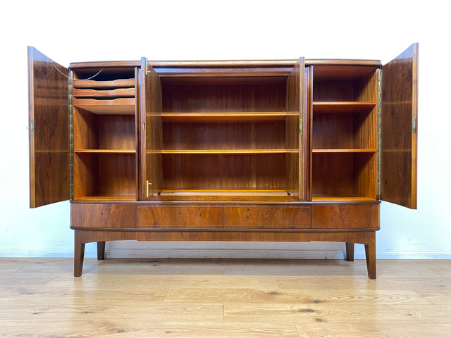 WMK I Formschönes skandinavisches 50er Jahre Highboard aus vollem Holz in edlem Walnuss mit Schubladen I Schrank Sideboard Anrichte Cabinet Danisch Design Mid-Century Vintage Berlin Dresden Frankfurt