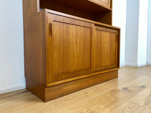 WMK # Hochwertiges skandinavisches Designer Highboard von Poul Hundevad , Massivholz in Teak , mit Schiebtüren # Schrank Bücherregal Bücherschrank Sideboard Danish Design Mid-Century Vintage Teakholz