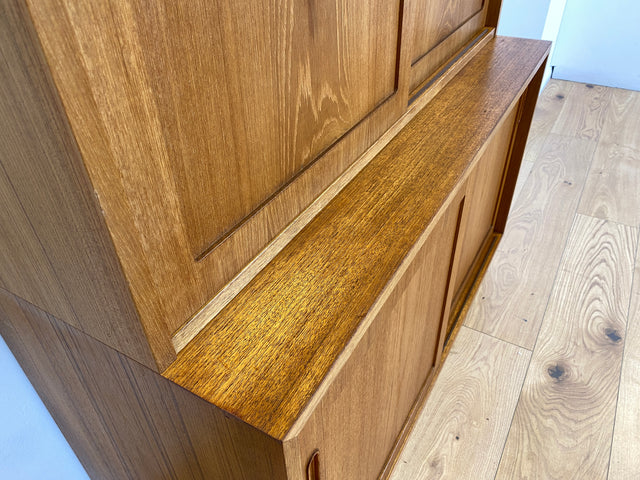WMK # Hochwertiges skandinavisches Designer Highboard von Poul Hundevad , Massivholz in Teak , mit Schiebtüren # Schrank Bücherschrank Bücherregal Sideboard Danish Design Mid-Century Vintage Teakholz