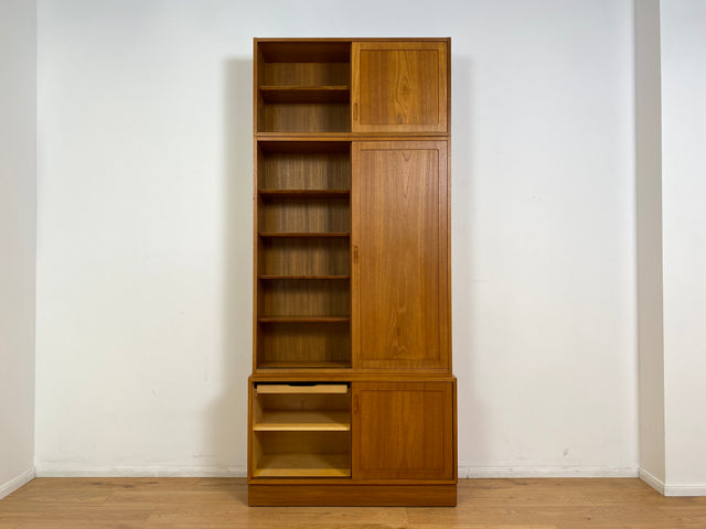 WMK # Hochwertiges skandinavisches Designer Highboard von Poul Hundevad , Massivholz in Teak , mit Schiebtüren # Schrank Bücherschrank Bücherregal Sideboard Danish Design Mid-Century Vintage Teakholz