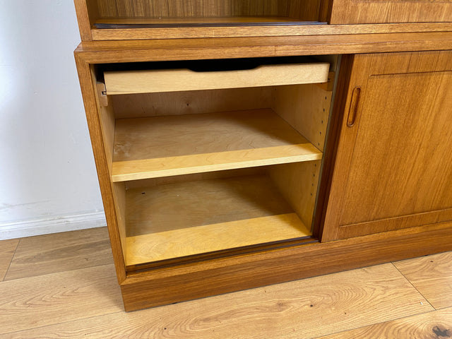 WMK # Hochwertiges skandinavisches Designer Highboard von Poul Hundevad , Massivholz in Teak , mit Schiebtüren # Schrank Bücherschrank Bücherregal Sideboard Danish Design Mid-Century Vintage Teakholz