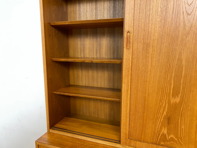 WMK # Hochwertiges skandinavisches Designer Highboard von Poul Hundevad , Massivholz in Teak , mit Schiebtüren # Schrank Bücherschrank Bücherregal Sideboard Danish Design Mid-Century Vintage Teakholz