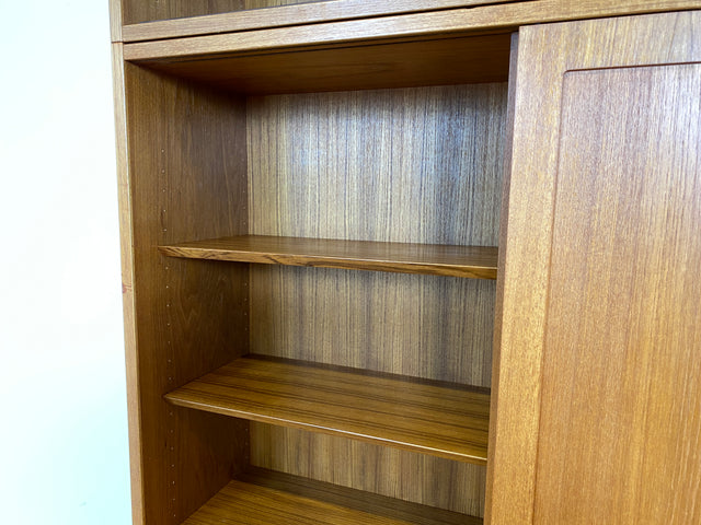 WMK # Hochwertiges skandinavisches Designer Highboard von Poul Hundevad , Massivholz in Teak , mit Schiebtüren # Schrank Bücherschrank Bücherregal Sideboard Danish Design Mid-Century Vintage Teakholz