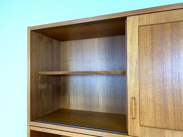 WMK # Hochwertiges skandinavisches Designer Highboard von Poul Hundevad , Massivholz in Teak , mit Schiebtüren # Schrank Bücherschrank Bücherregal Sideboard Danish Design Mid-Century Vintage Teakholz
