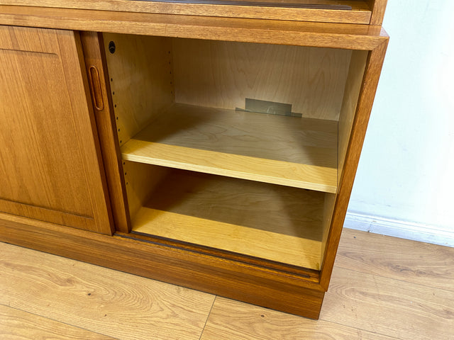 WMK # Hochwertiges skandinavisches Designer Highboard von Poul Hundevad , Massivholz in Teak , mit Schiebtüren # Schrank Bücherschrank Bücherregal Sideboard Danish Design Mid-Century Vintage Teakholz