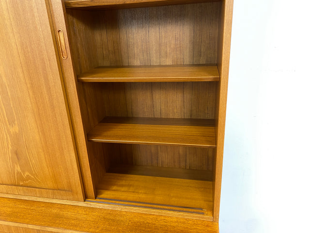 WMK # Hochwertiges skandinavisches Designer Highboard von Poul Hundevad , Massivholz in Teak , mit Schiebtüren # Schrank Bücherschrank Bücherregal Sideboard Danish Design Mid-Century Vintage Teakholz