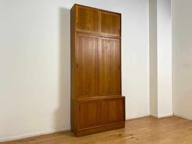 WMK # Hochwertiges skandinavisches Designer Highboard von Poul Hundevad , Massivholz in Teak , mit Schiebtüren # Schrank Bücherschrank Bücherregal Sideboard Danish Design Mid-Century Vintage Teakholz