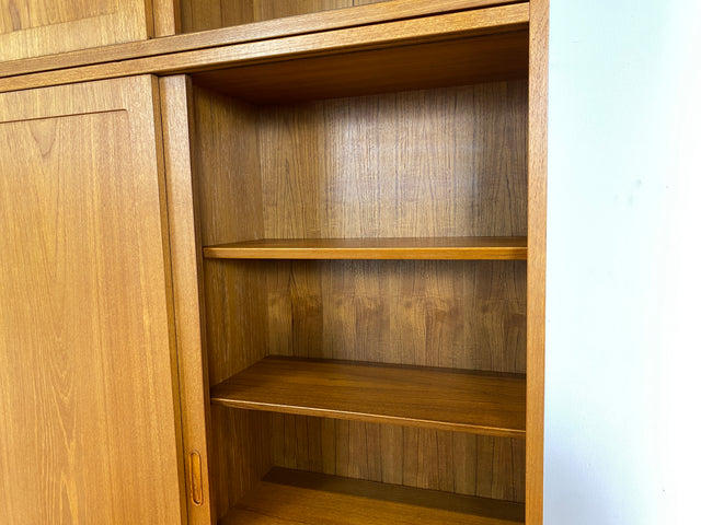 WMK # Hochwertiges skandinavisches Designer Highboard von Poul Hundevad , Massivholz in Teak , mit Schiebtüren # Schrank Bücherschrank Bücherregal Sideboard Danish Design Mid-Century Vintage Teakholz