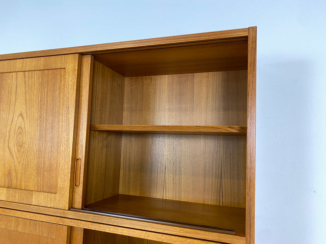 WMK # Hochwertiges skandinavisches Designer Highboard von Poul Hundevad , Massivholz in Teak , mit Schiebtüren # Schrank Bücherschrank Bücherregal Sideboard Danish Design Mid-Century Vintage Teakholz