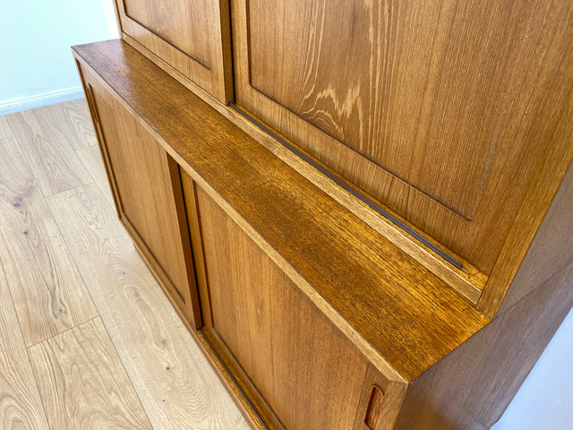 WMK # Hochwertiges skandinavisches Designer Highboard von Poul Hundevad , Massivholz in Teak , mit Schiebtüren # Schrank Bücherschrank Bücherregal Sideboard Danish Design Mid-Century Vintage Teakholz
