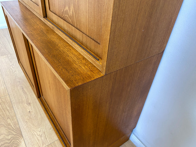 WMK # Hochwertiges skandinavisches Designer Highboard von Poul Hundevad , Massivholz in Teak , mit Schiebtüren # Schrank Bücherschrank Bücherregal Sideboard Danish Design Mid-Century Vintage Teakholz