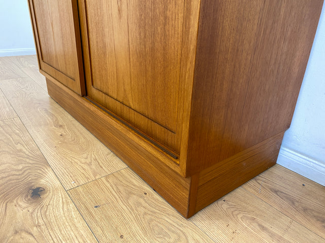 WMK # Hochwertiges skandinavisches Designer Highboard von Poul Hundevad , Massivholz in Teak , mit Schiebtüren # Schrank Bücherschrank Bücherregal Sideboard Danish Design Mid-Century Vintage Teakholz