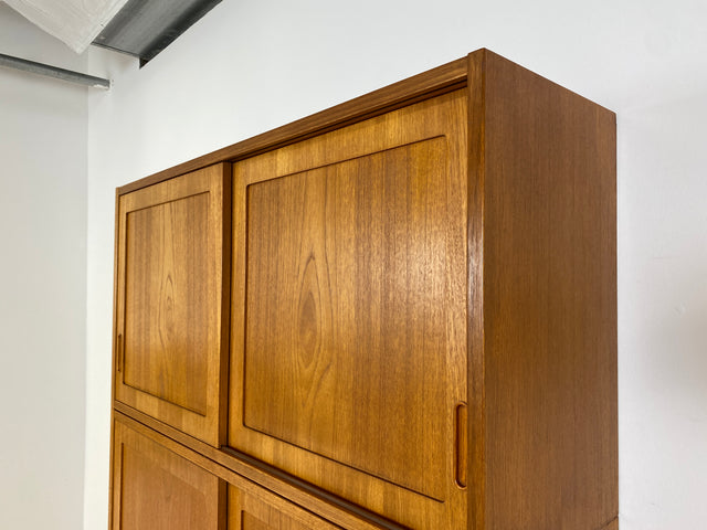 WMK # Hochwertiges skandinavisches Designer Highboard von Poul Hundevad , Massivholz in Teak , mit Schiebtüren # Schrank Bücherschrank Bücherregal Sideboard Danish Design Mid-Century Vintage Teakholz