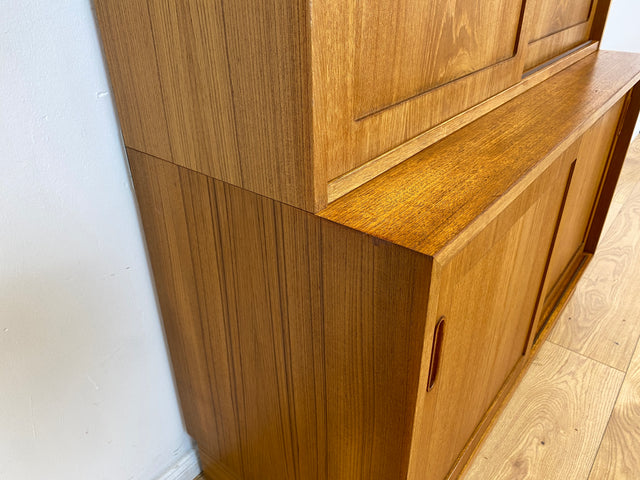 WMK # Hochwertiges skandinavisches Designer Highboard von Poul Hundevad , Massivholz in Teak , mit Schiebtüren # Schrank Bücherschrank Bücherregal Sideboard Danish Design Mid-Century Vintage Teakholz