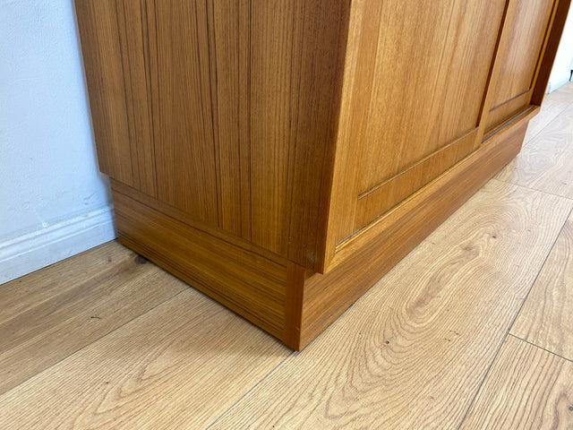 WMK # Hochwertiges skandinavisches Designer Highboard von Poul Hundevad , Massivholz in Teak , mit Schiebtüren # Schrank Bücherschrank Bücherregal Sideboard Danish Design Mid-Century Vintage Teakholz