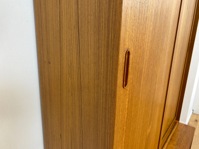 WMK # Hochwertiges skandinavisches Designer Highboard von Poul Hundevad , Massivholz in Teak , mit Schiebtüren # Schrank Bücherschrank Bücherregal Sideboard Danish Design Mid-Century Vintage Teakholz