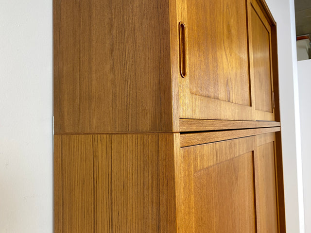 WMK # Hochwertiges skandinavisches Designer Highboard von Poul Hundevad , Massivholz in Teak , mit Schiebtüren # Schrank Bücherschrank Bücherregal Sideboard Danish Design Mid-Century Vintage Teakholz